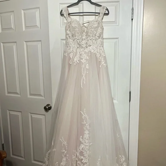 A contemporary white lace and tulle wedding dress with - Picture 2 of 14